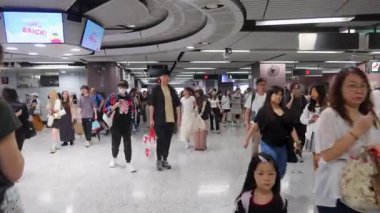 Causeway Körfezi, Hong Kong - 8 Haziran 2025: MTR İstasyonu girişinden kalabalık geliyor. 