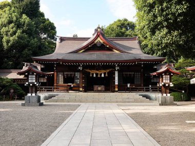 Izumi Tapınağı, Chuo Ward, Kumamoto, Japonya - 21 Sep 2018: İkinci Dünya Savaşı 'ndan sonra Suizenji Jojuen Bahçesi' nde yeniden inşa edilen tapınağın dışı