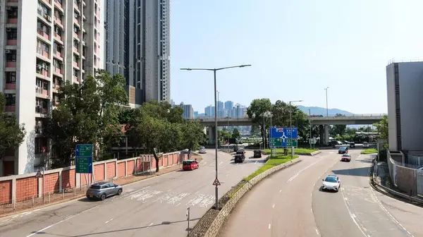 Sha Tsui Yolu, Tsuen Wan, Hong Kong - 26 Haziran 2025: Açık hava güneşli bir gün.