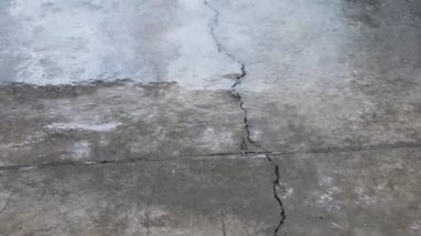 Çimentoya düşen su damlalarının üzerine ışık ve gölgeli çatlaklar, yerde dalgalanmalar, hafif su baskınları...