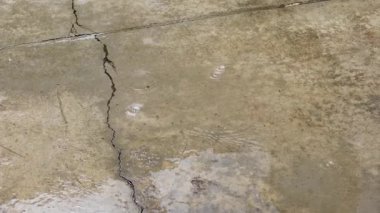 Çimentoya düşen su damlalarının üzerine ışık ve gölgeli çatlaklar, yerde dalgalanmalar, hafif su baskınları...