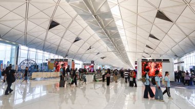 Hong Kong Uluslararası Havalimanı, Chep Lap Kok, Hong Kong - 13 Ağustos 2025: Havaalanında çok sayıda turist uçağın biniş alanının yakınında yürüyor