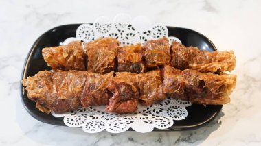 Malezya, Hokkien ve Teochew 'e yakın, yağda kızartılmış, beş baharatlı domuz eti, Ngo hiang ya da Loh bak adında fasulye lapası ile sarılmış.