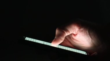 Nighttime Smartphone Etkileşimi: Karanlıktaki Aygıt Ekranına Yakın El Kaydırma, Sadece Telefon Işığı ile Aydınlatma