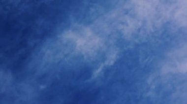 Derin Mavi Gök 'te ilerleyen Bulutların Hızlandırılmış Videosu