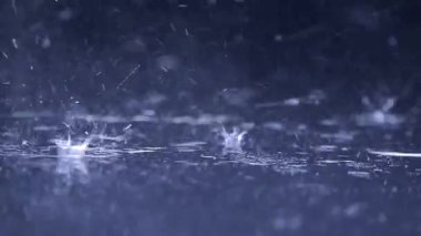 Slow Motion Video: Yağmur Suyu Yakından Vuruyor, Sıçrama Oluşturuyor