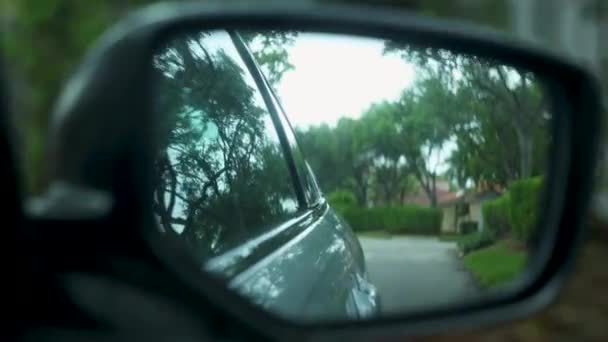 Mengemudi Tranquil Neighborhood Side Mirror Perspective Dari Moving Car Tengah — Stok Video