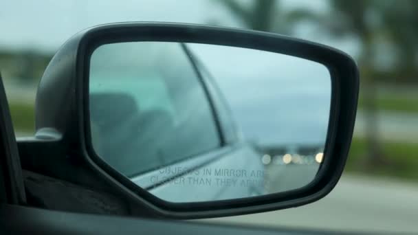Auf Der Autobahn Unterwegs Unscharfe Seitenspiegel Ansicht Von Fahrendem Auto — Stockvideo