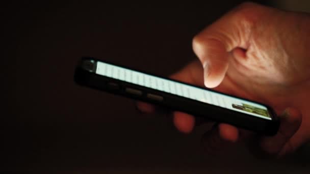 Close Hand Scrolling Smartphone Noite Fundo Escuro Lit Screen Light — Vídeo de Stock