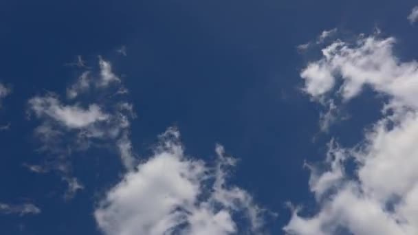 Vídeo Time Lapse Nuvens Movendo Através Céu Azul Profundo — Vídeo de Stock
