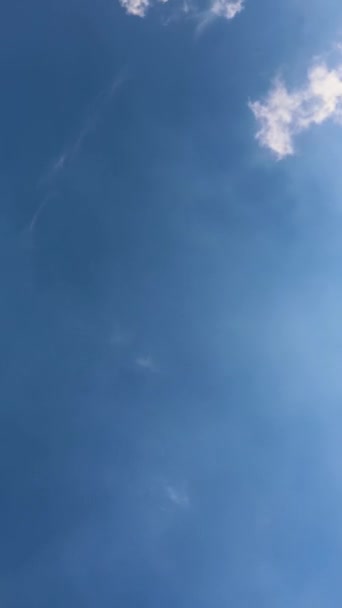 Video Verticale Time Lapse Nuvole Che Attraversano Cielo Blu — Video Stock