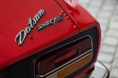 Kırmızı Datsun 240Z 'nin arka farı ve arka farı.