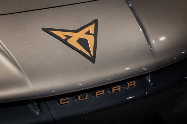 Cupra Rozet Kapatma - Otomotiv İçeriği için Detaylı Cupra Araba Amblemi