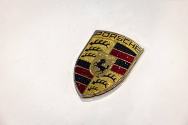 Yıpranmış Porsche Rozeti - Otomotiv İçeriği için Detaylı Porsche 911 Amblemi