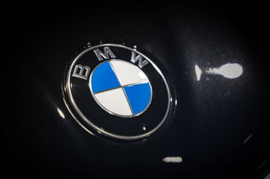 BMW Yaklaşma Rozeti - Otomotiv Editörü İçeriği İçin Detaylı BMW Araba Amblemi