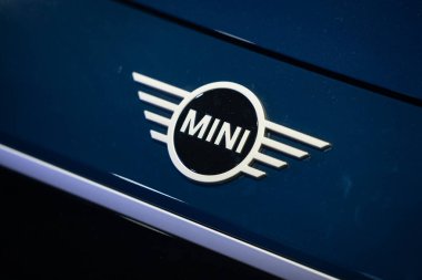 Mini Rozet Kapalı - Otomotiv İçeriği için Detaylı Mini Araba Amblemi