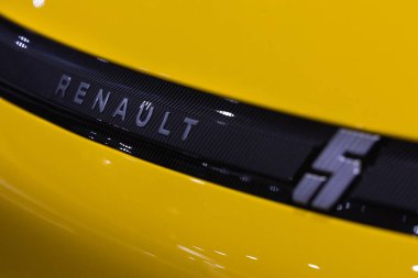 Sarı bir Renault 5 'in arka rozetini yakın plan çek.