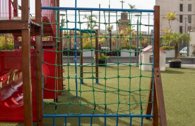 Parktaki renkli bir oyun parkının çok güzel bir geçmişi var.