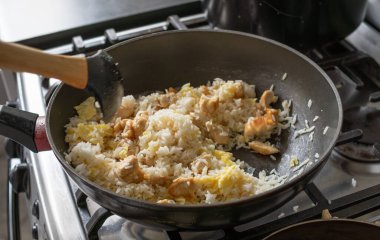 Tavuklu, pirinçli ve yumurtalı