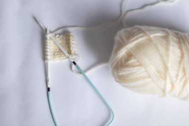 İki örgü iğnesi ve bir kumaşa yakın çekim