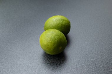 Yukarıdan görülen koyu renkli iki limon.