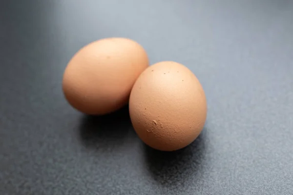 Yukardan görünen koyu renkli iki yumurta.