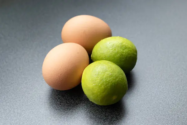 İki misket limonu ve iki yumurta.
