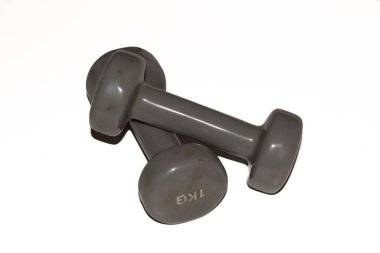 Tamamen beyaz arkaplanda gri halterler