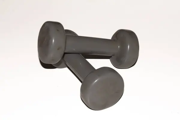Tamamen beyaz arkaplanda gri halterler