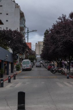 Bulutlu bir günde şehir sokağının dikey görüntüsü