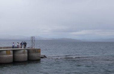 Şehir elementleriyle dolu bulutlu bir günde deniz manzarası