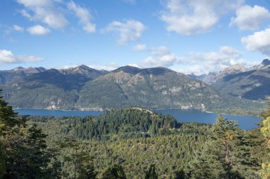 Dağ manzarası, ormanlar ve Circuito Chico bitkileri, Arjantin