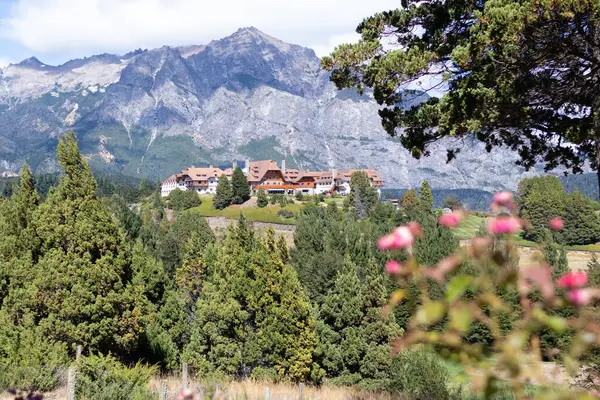 Bariloche, Arjantin 'deki Llao Llao Oteli' nin üst yatay görüntüsü.