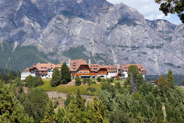 Bariloche, Arjantin 'deki Llao Llao Oteli' nin üst yatay görüntüsü.