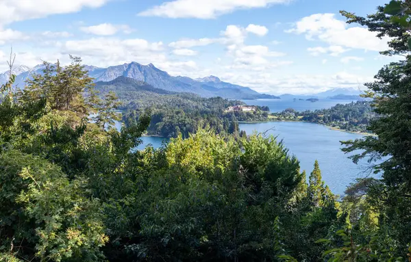Güzel yatay göl manzarası