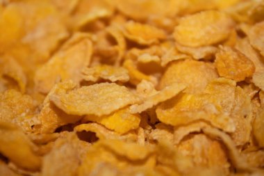 Lezzetli mısır gevreğinin yakın plan çekimi beyaz bir kasede gevrek gevreği