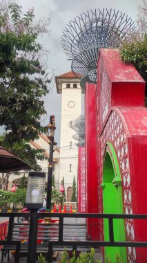 Yolun kenarındaki eski kilise.