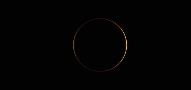 Altın Neon Çemberi Gelecek Tasarımlı Karanlık Bir Arkaplanda Parlıyor