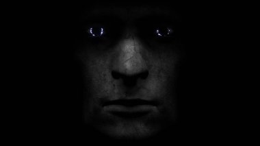 Antik Taş Surat ve Keskin Mavi Neon Gözler Karanlıkta