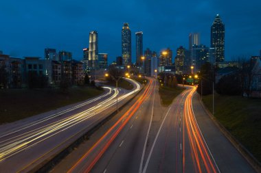 Atlanta silueti. Otobanda ya da eyaletler arası yolda bulanık trafik ışıkları var. Yüksek kalite fotoğraf