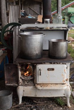 Çiftlik evinde konserve kavanozlu eski moda ahşap ocağı. Yüksek kalite fotoğraf