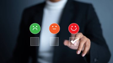 İş kadını eli dijital teknoloji simgesinin işaretini gösteriyor. İşaretli sigorta servisi, kalite ve en iyi ürün, Garanti, ISO sertifika standartları konsepti.