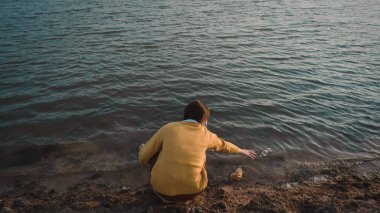 Gönüllüler nehri temiz tutmak için çöpleri topluyor. Çevreyi suyun kirlenmesinden ve iklim değişikliğinin etkisinden korumak, sosyal sorumluluk ESG ve dünya konseptini kurtarmak.