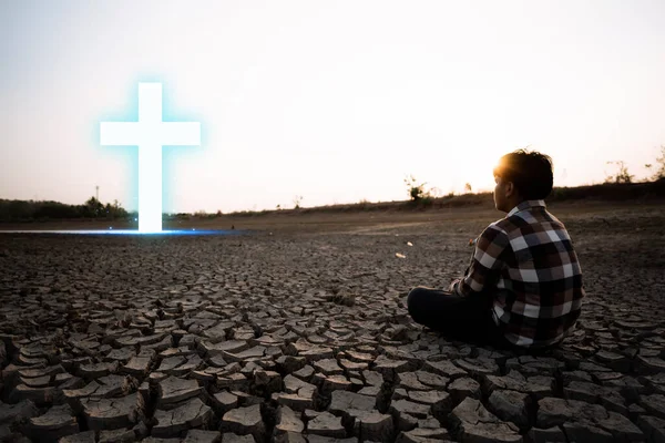 Ember Kéz Kézben Imádkozzon Kereszttel Környezet Vízválsággal Szembeni Védelméért Éghajlatváltozás — Stock Fotó