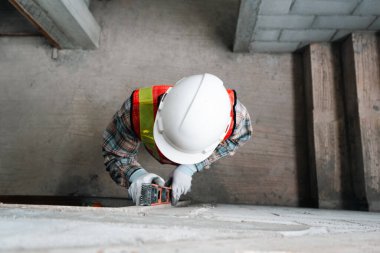 Bir mühendis inşaat operasyonlarını inceler ve bir evin yapısal bütünlüğünü değerlendirir. Bu süreç güvenlik ve yapı standartlarına uymayı güvence altına alır.