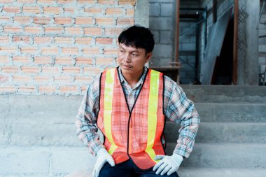 İnşaat işçileri şantiyedeki konut inşaatı sırasında mola verdiler.