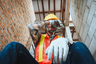 İnşaat işçileri şantiyedeki konut inşaatı sırasında mola verdiler.