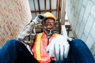 İnşaat İşçisi Sitede Stres Altında