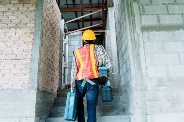 İnşaat İşçisi Alanda Taşıma Aletleri.