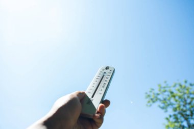 Açık hava dijital termometre temiz gökyüzü yakın çevre görüntüsü ölçülüyor